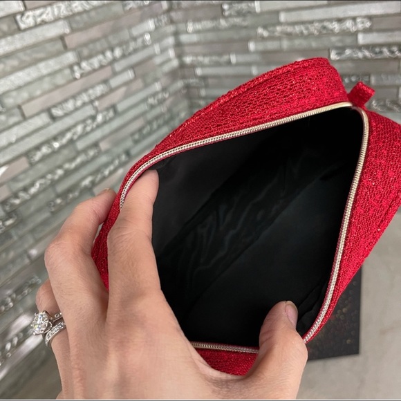 Authentic Chanel 2021 cosmetic pouch - Picture 4 of 4